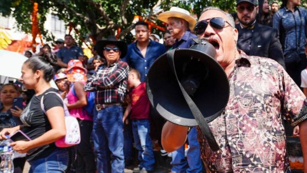 Irrumpen en Palacio de Gobierno de Michoacán en marcha para exigir justicia por asesinato de Carlos Manzo