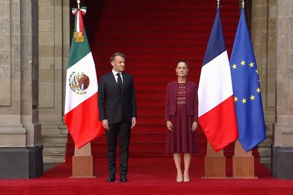 Se reúnen Sheinbaum y Macron en Palacio Nacional