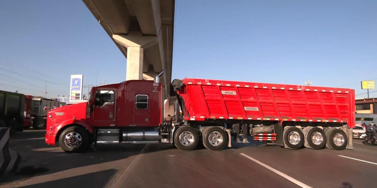 Bloqueos de productores del campo y transportistas bloquean vías de acceso y salidas en Edomex
