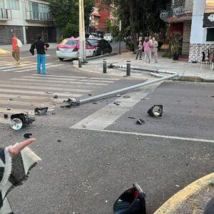 Cae poste en la colonia Narvarte Poniente en la CDMX, tras sismo 