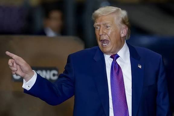 Tras revés en suprema corte Trump anuncia arancel global del 10%