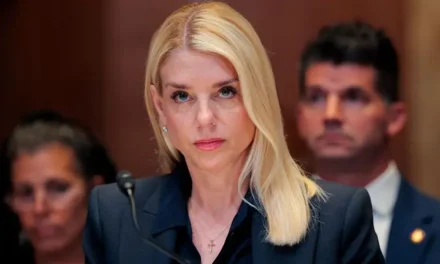 Destituye Trump a Pam Bondi como fiscal general de Estados Unidos