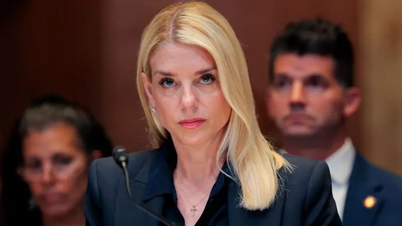 Destituye Trump a Pam Bondi como fiscal general de Estados Unidos