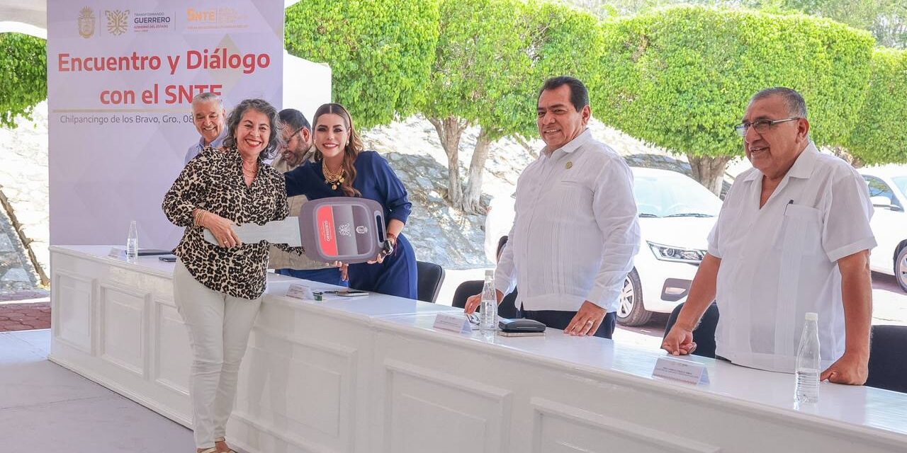 Negocian con maestros de Guerrero