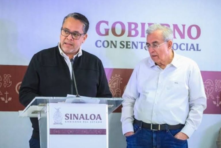 Se entregan ex secretarios de Seguridad y Finanzas de Rocha Moya