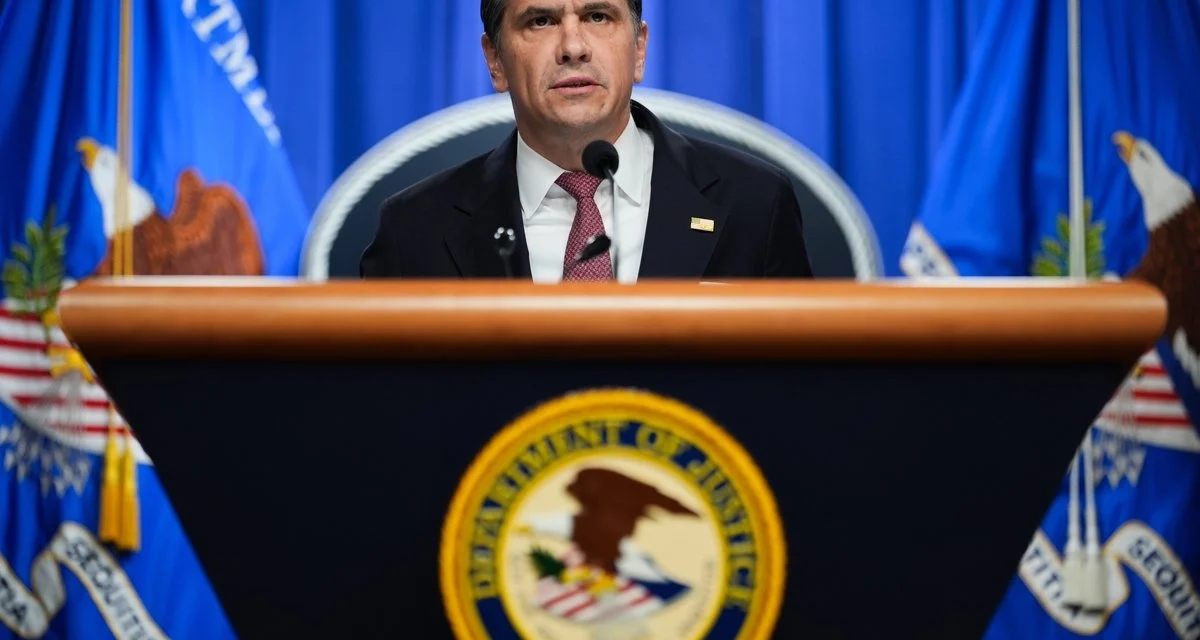 Fiscal General de Estados Unidos advierte que podría haber más acusaciones de funcionarios vinculados con el crimen organizado