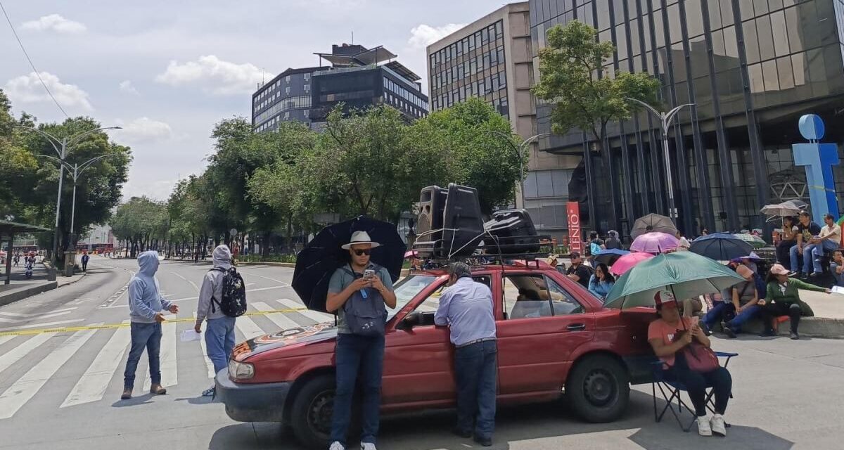 Cierran maestros de la CNTE Paseo de la Reforma
