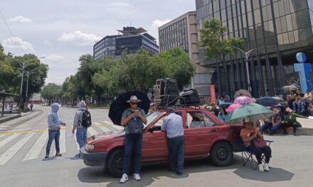 Cierran maestros de la CNTE Paseo de la Reforma