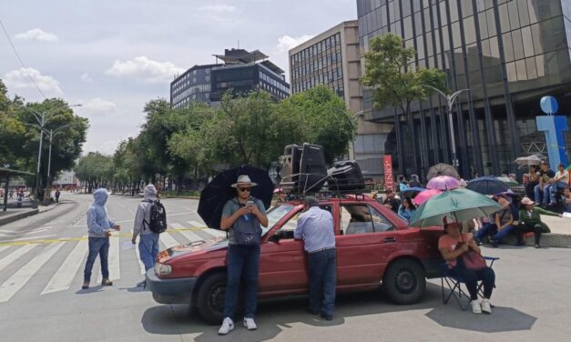 Cierran maestros de la CNTE Paseo de la Reforma