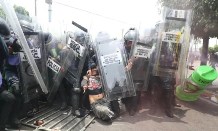 Chocan encapuchados con granaderos en la entrada del estadio Azteca