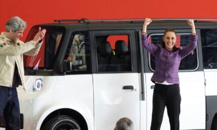 Sheinbaum presenta y maneja el primer auto eléctrico 100% mexicano