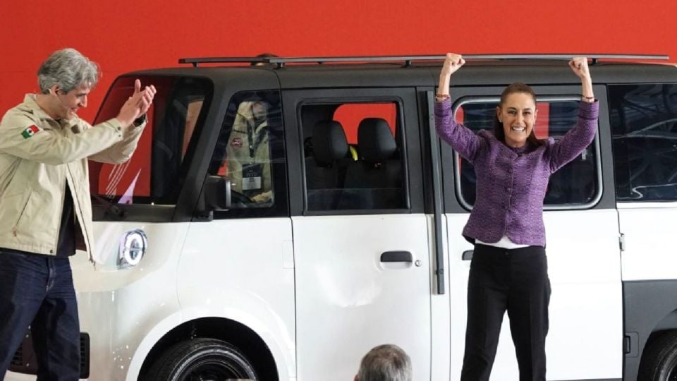 Sheinbaum presenta y maneja el primer auto eléctrico 100% mexicano