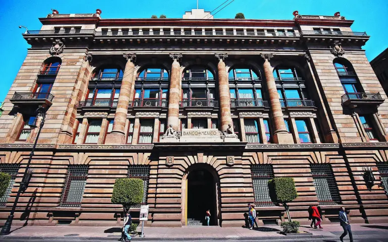 Eleva Banxico crecimiento de 1.1 a 1.5 para México en 2026