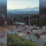 Dos atentados dea guerrilla en el primer día de mandato del presidente de Colombia, Abelardo de Espriella
