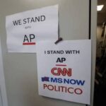 Tras veto a CNN, MS NOW y Politico, medios dejan de cubrir actos de Trump