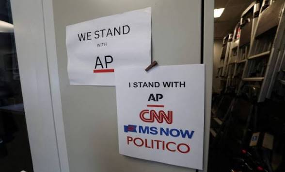 Tras veto a CNN, MS NOW y Politico, medios dejan de cubrir actos de Trump
