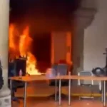 Grupos violentos prenden fuego a la puerta del Congreso de Jalisco tras marcha por el agua; lanzan bombas molotov y petardos