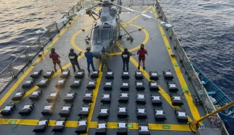 Aseguran 1.2 toneladas de cocaína frente a costas de Oaxaca; hay detenidos tras operativo naval