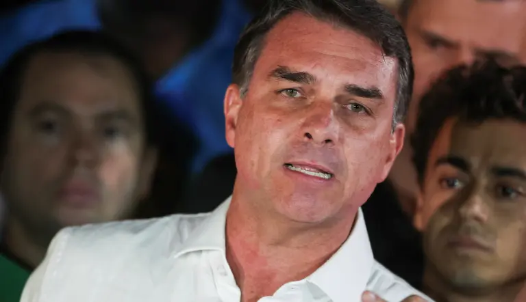 Flávio Bolsonaro llega a Miami tras evadir a la justicia brasileña con escalas en Argentina y Ecuador