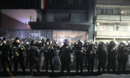 Trabajadores del IMSS colapsan Circuito Interior: denuncian desabasto y fallas en quirófanos