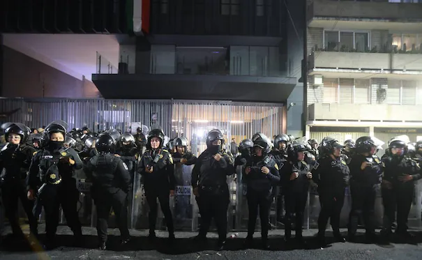 Trabajadores del IMSS colapsan Circuito Interior: denuncian desabasto y fallas en quirófanos
