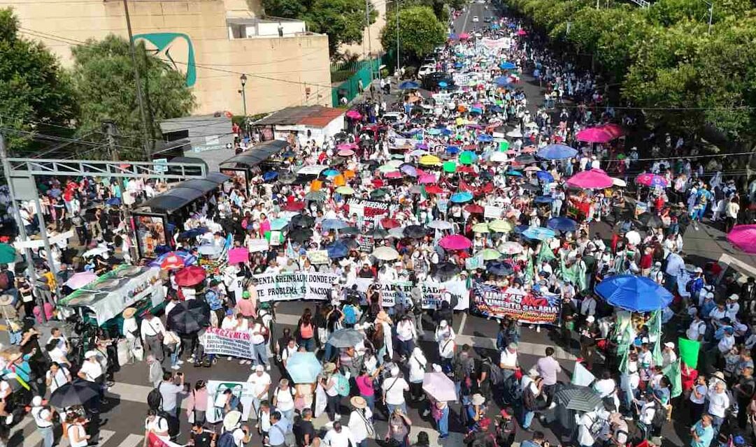 Trabajadores del IMSS marchan de Siglo XXI al Zócalo en rechazo a propuesta salarial y desabasto de insumos