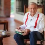 Andrés Manuel López Obrador reaparece, presenta su nuevo libro “Pueblo” y lo dedica a Claudia Sheinbaum