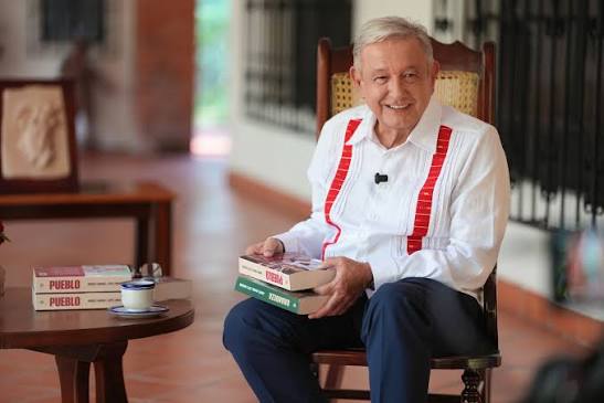 Andrés Manuel López Obrador reaparece, presenta su nuevo libro “Pueblo” y lo dedica a Claudia Sheinbaum