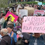 Multitudinaria marcha por agua limpia en Guadalajara deriva en choques frente a Casa Jalisco