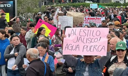 Multitudinaria marcha por agua limpia en Guadalajara deriva en choques frente a Casa Jalisco
