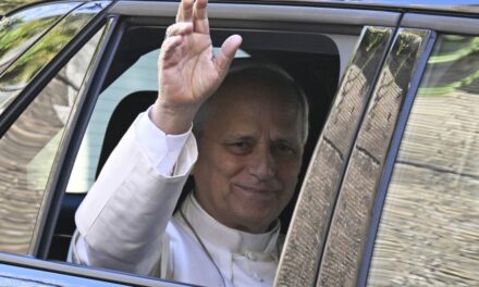 El papa León XIV recibe el alta médica tras ser operado de cáncer de pulmón y regresa al Vaticano