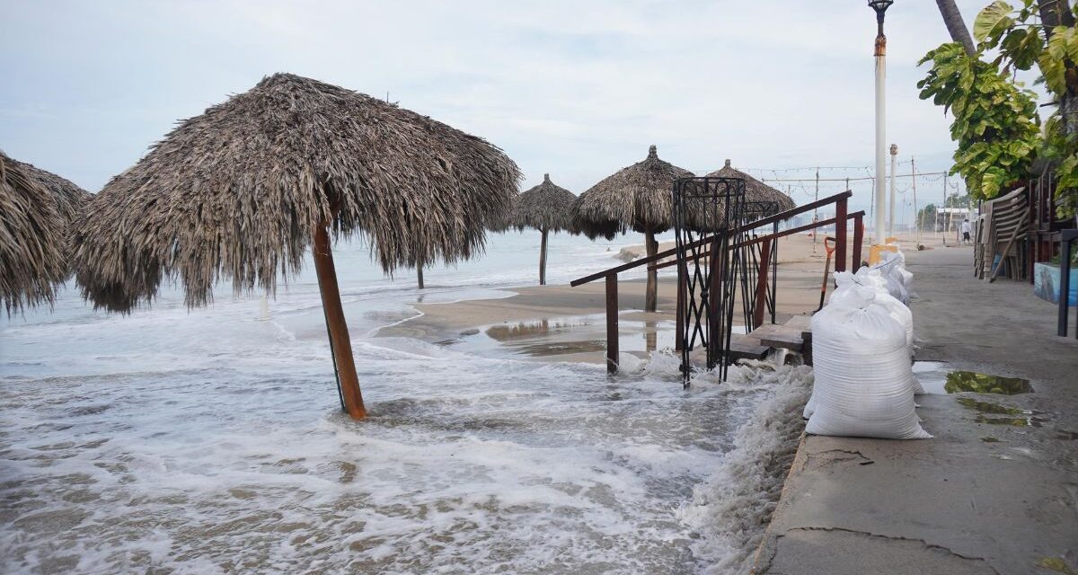 Huracán “Simon” frena la actividad en Puerto Vallarta; el destino turístico amanece desierto