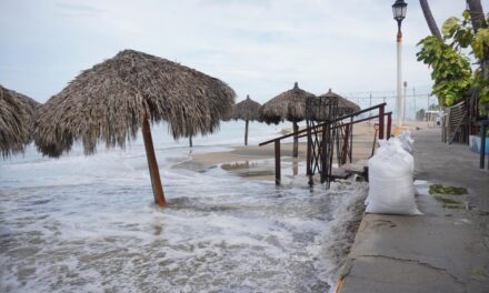 Huracán “Simon” frena la actividad en Puerto Vallarta; el destino turístico amanece desierto