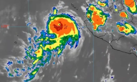 “Simon” se fortalece a huracán categoría 2; activan alerta por oleaje elevado y lluvias torrenciales en el Pacífico
